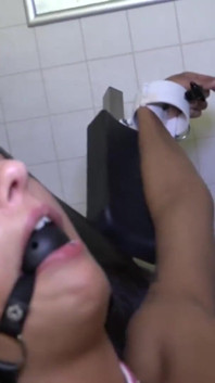 Gagică minionă ejaculează după un futai bun