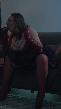 Plivání kouření milf - dominantní děvka v brýlích a kožených rukavicích Edge & Bites péro