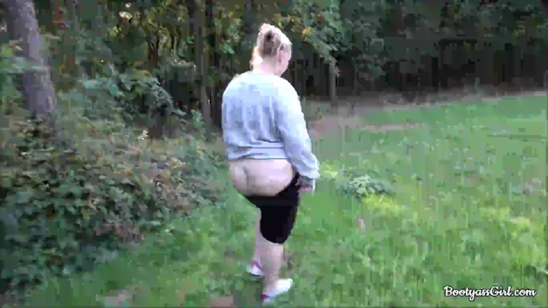 Bootyass Girl: 야외에서 빨고 섹스하는 금발 십대