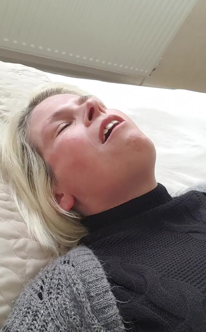 SkylerSquirt: 내 보지를 XX로 따먹는 동안 내 오르가즘 얼굴을 보여줘