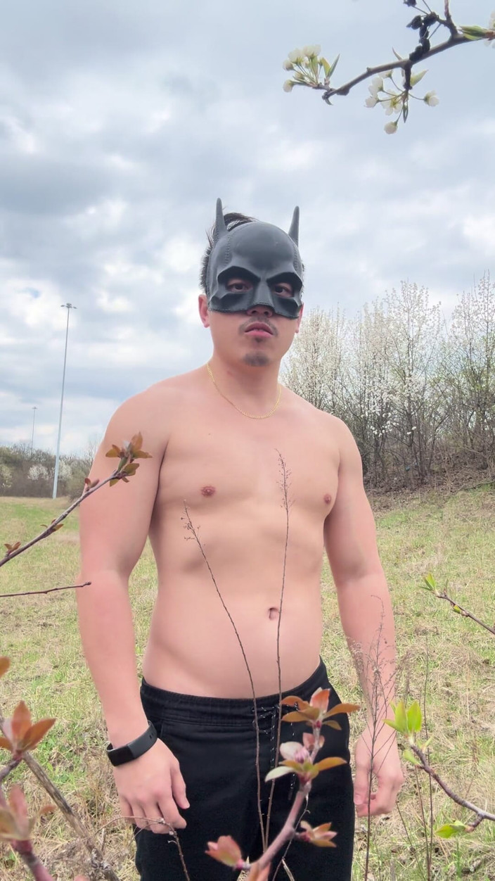 Barenakedmuscles: Азиатский мускулистый бог раздевается, сгибает его V-taper и тугую задницу, лижет его бицепс, затем пробует его массивную порцию спермы