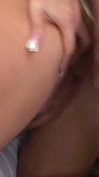 MILF muestra su coño chupado
