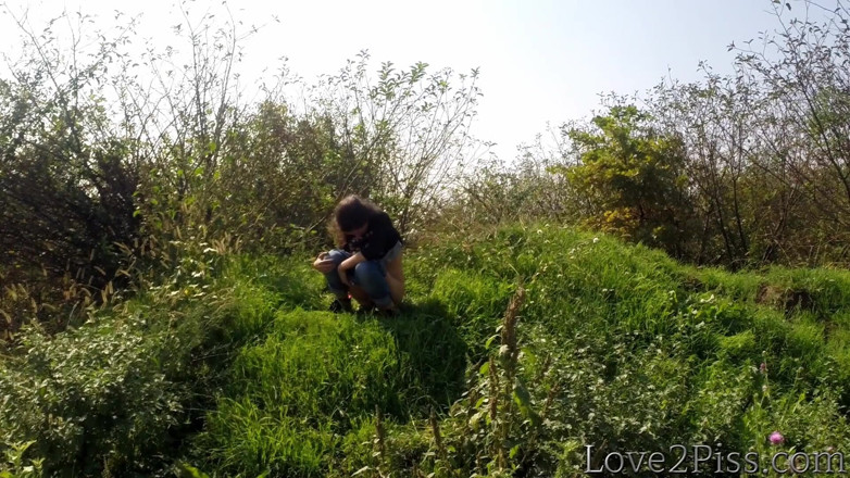Love 2 Piss: Op zijn hondjes plassen