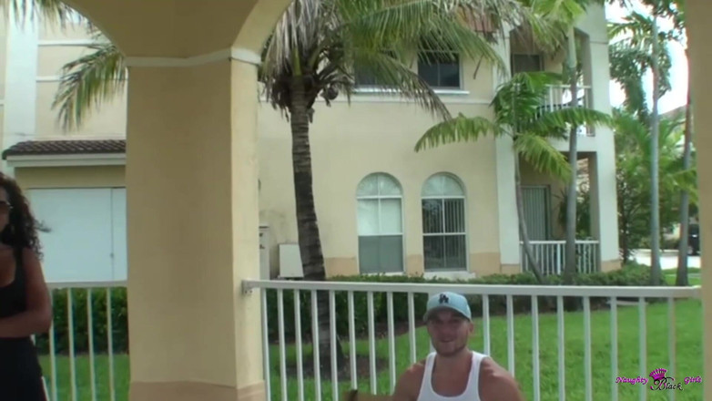 Naughty Black Girls: Než se tento chlap vystříká na tuto černou děvku, ošukal ji...