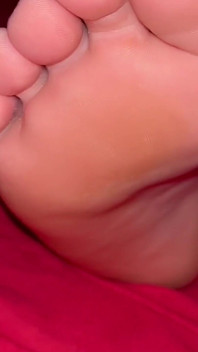Feticismo del piede sexy di mia moglie con i piedi piccoli