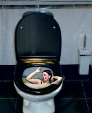 Sexy Milf: Kate se lava hasta el baño mientras baila parte de...