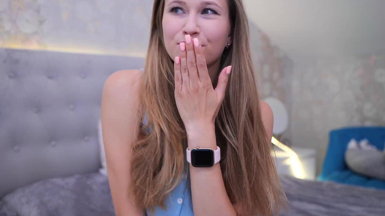 Stella Cardo: Piękna w pończochach rozstawiła nogi