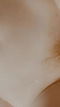 Acabando en mi pequeño coño peludo