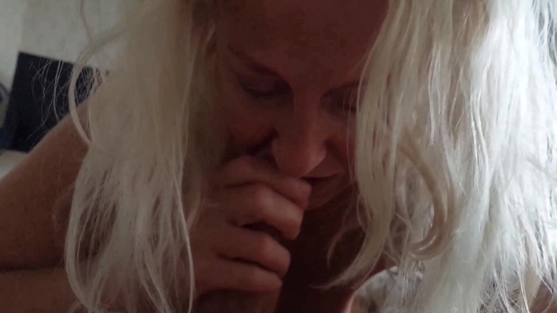 Selena701: Volwassen blonde vrouw geniet van naakt seks