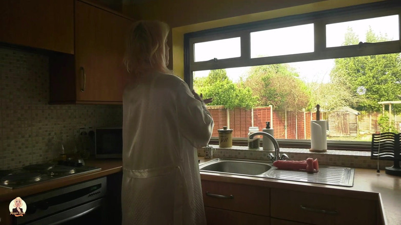 Maggie Moon: POV kouření a šukání