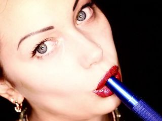 Goddess Misha Goldy: Adore mes lèvres qui fument