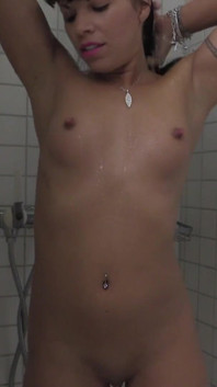 Amanda under duschen onanerar
