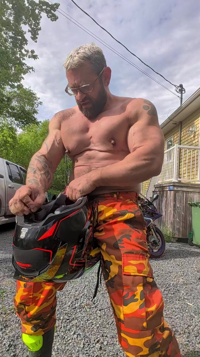 Bruiser Bearwood: Je joue avec mon casque de moto