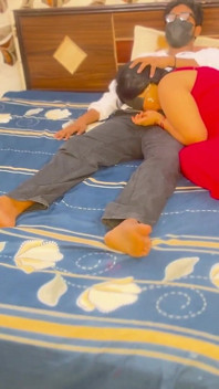 Gözleri bağlı ateşli Hintli evli kadın kocasıyla mutfakta sert sikişiyor gözleri bağlı sikiş Hintçe video