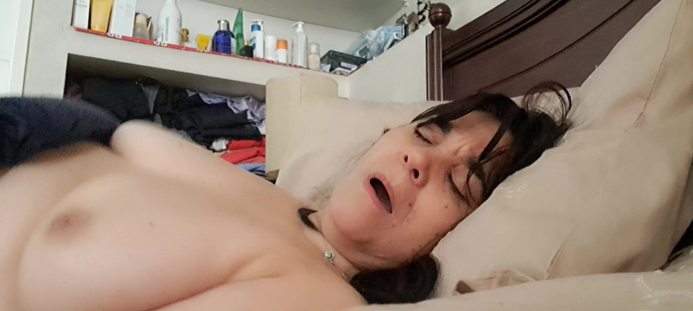 Mommy big hairy pussy: Kamu suka ngasih aku seks oral, kami berdua sange.