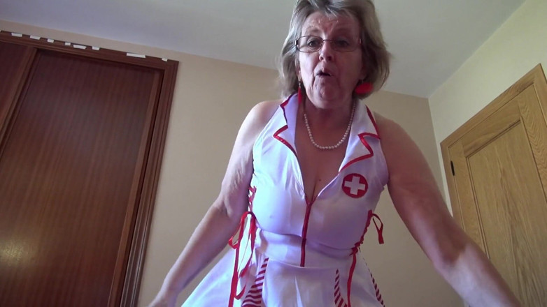 Swiss Mature: Sua enfermeira sexy lhe dá um tratamento