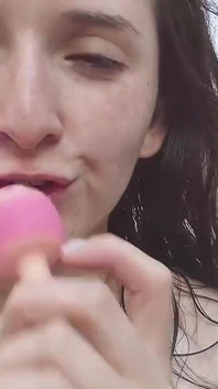 Bu çok sevimli ve mükemmel! Pembe yumruk sayesinde bana bu güzel yeni tür vibratör veriyor