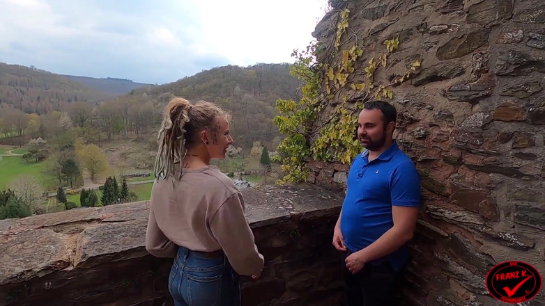 German Fuck Girls: Public! Sex oral riscant într-o excursie la castel!
