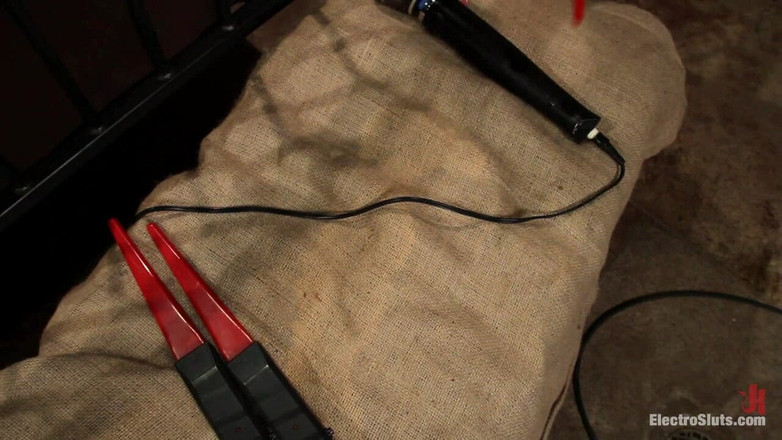 Electrosluts by Kink: Pelacur listrik hadir untuk didaulat dengan cinta