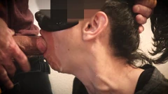 पति उसे अपने दोस्तों का लंड चूसने देता है।