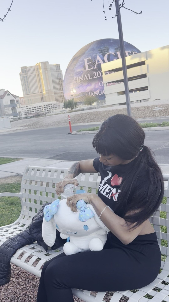 Kimmy Charms: Chupando consolador y follando chorro anal