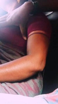 Sexo en el coche indio India madrastra intenta follar hijastro con gran polla India telugu habla sucio
