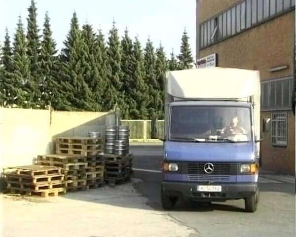 German Threesome: Autostopista germană agățată a fost penetrată dublu