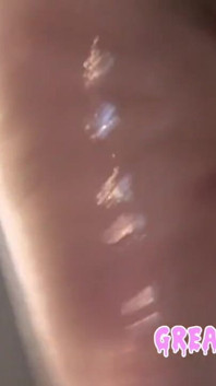 穿着比基尼的丰满拉丁女郎sonia Blaze给她的大屁股抹油