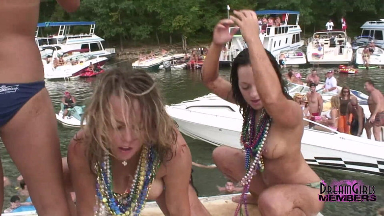 Dream Girls: L'arrapante festa dei coeds totalmente nudi nel lago degli Ozarks
