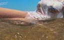 Shiny teens: 840 Meia-calça branca debaixo d&amp;#039;água na praia