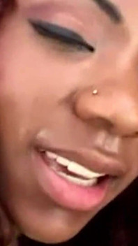 Seule la double pénétration par des bites blanches peut rendre cette salope noire heureuse