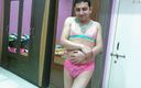 Cute &amp; Nude Crossdresser: Süßer sissy-transvestiert fühlt sich in einem sexy, rosa bh-höschen-set sehr...