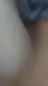 Une femme à la maison trompe son mari avec son meilleur ami. Réel
