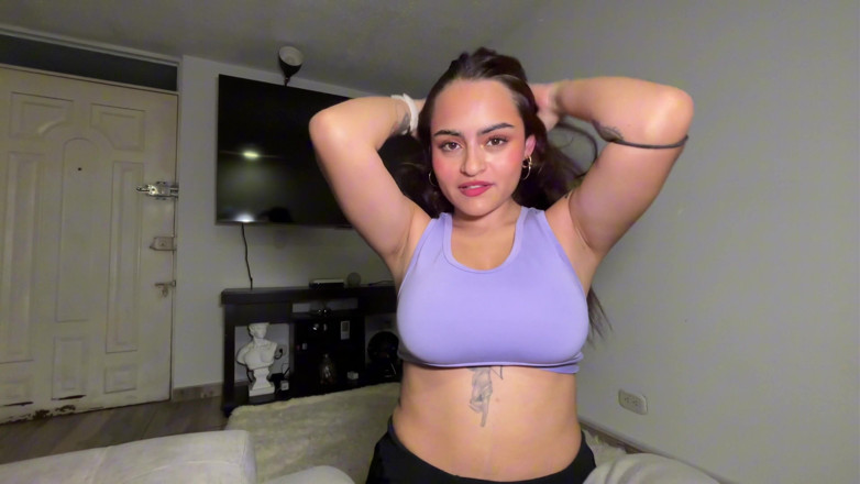 cxlila: 18 岁的巨乳哥伦比亚女孩提供咸湿口交和乳交