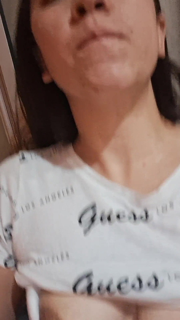 Noemileon: Chileens amateur-latina-model met grote tieten speelt met haar vagina