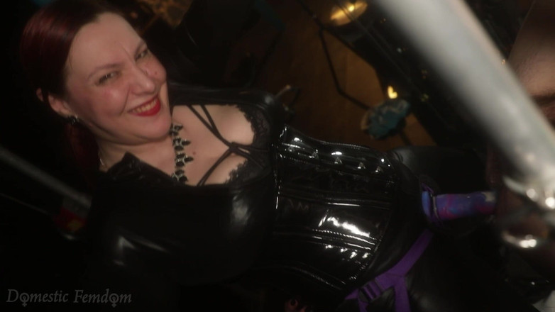 Domestic femdom: Poslána Paní Na Pegging