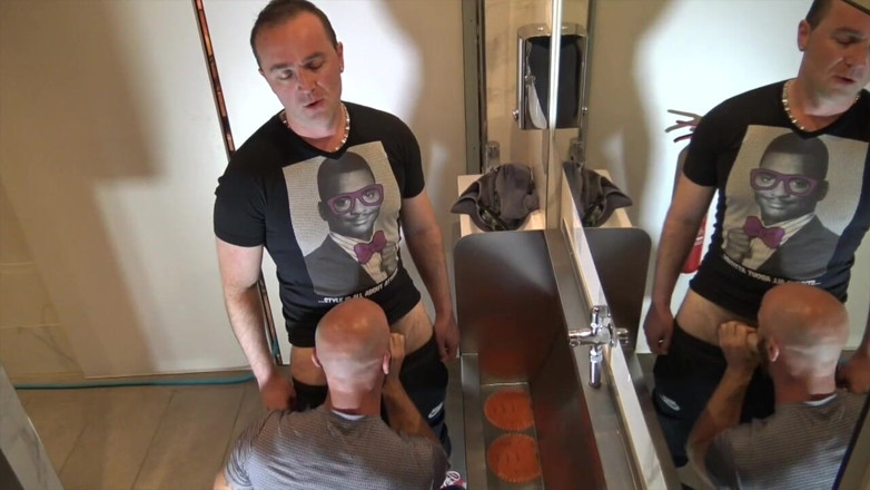 MACHO FUCKER FROM SPAIN: Aymeric deville cremapied by Stepdaddy in toilets
