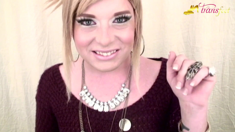 Trans and Cross-Dressers Feet: Mallory si waria rambut pirang dan kuku merah mudanya yang...