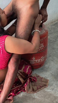 Pados Wali Bhabhi Ko Gas Cylinder Lagane Ke Bahane Ghar Me Ghodi Banaa K Choda Aur Sadka Muh Pe Nikaal Diya