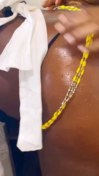Servitoare Sexy În Bucătărie Care Încearcă Să-și Seducă Șeful