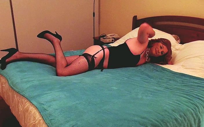 HectorChile1969: Crossdresser Fernanda Gomez w bieliźnie w jej łóżku