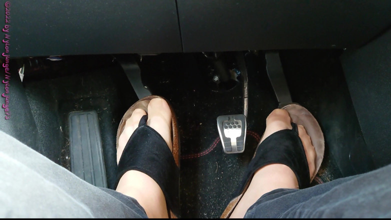 Carmen_Nylonjunge: Pompage de pédales dans des pantoufles ** nylonfeet **