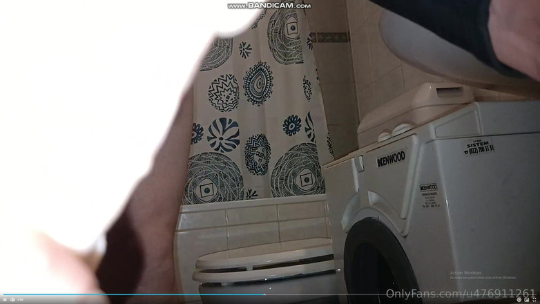 Nelly Geneva: Сексуальная Нелли одна в ванной с игрушкой