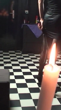 Dominatrix eva trẻ tuổi sử dụng 2 nô lệ biến thái