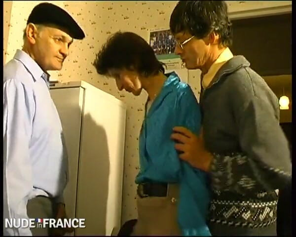 Nude in France: Alain präsentiert Opa seinen neuen arschplan und bietet ihm einen...