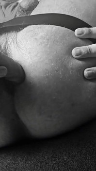 Jimbob dildo oyunuyla sıkı göt deliğini genişletiyor