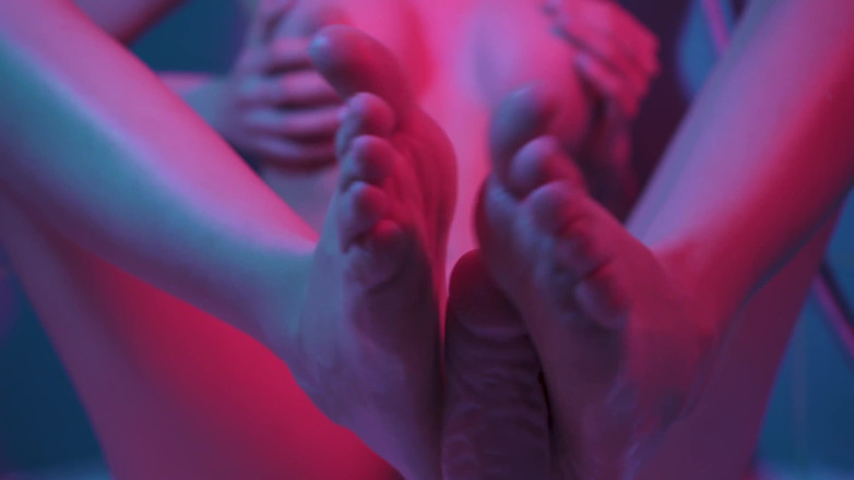 Pink Lights Entertainment: YourBabyPearl - ฟุตเฟติช ฉ่ำน้ำแตกในห้องน้ำ