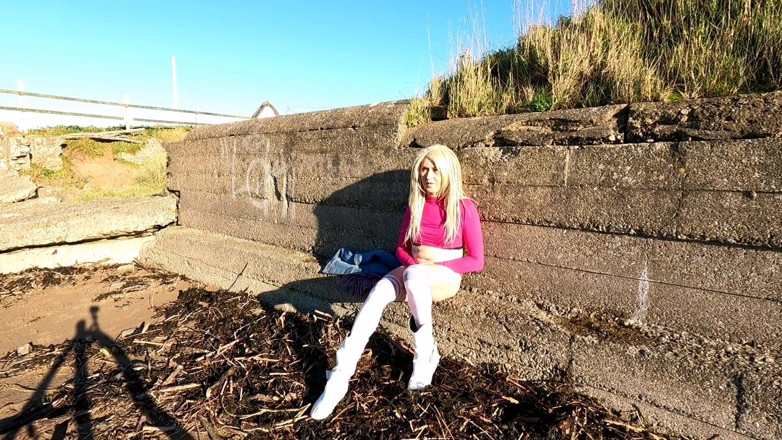 The Midnight Minx: Beach walk 1