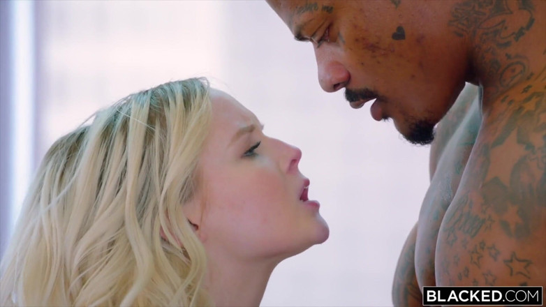 Blacked: BLACKED - Si blonde kecil molek ini hanya mempunyai mata untuk...