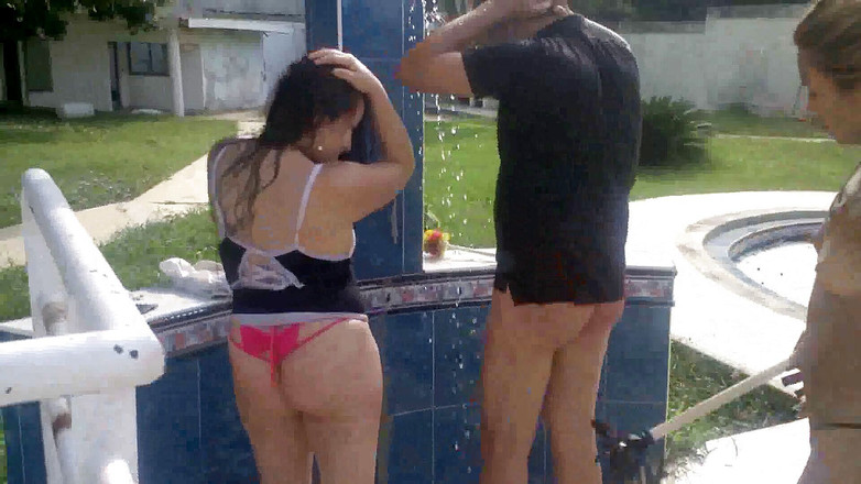 Femdom Austria: Sbattendole sotto la doccia